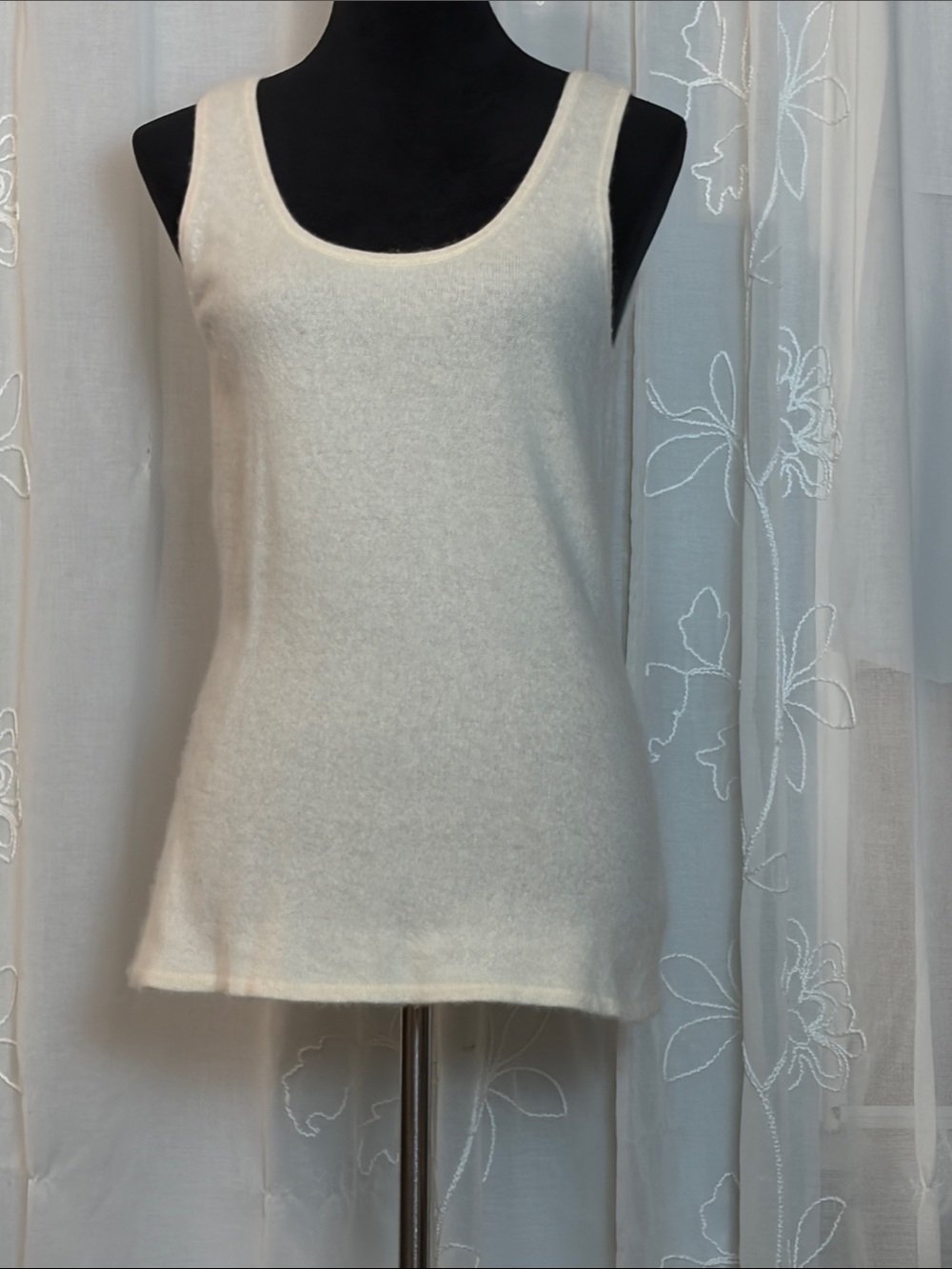 Neiman Marcus 100% Cashmere Ivory Knit Scoop Tank